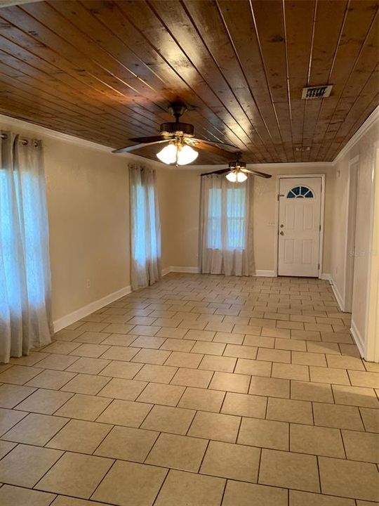 Recently Rented: $1,100 (2 beds, 1 baths, 836 Square Feet)