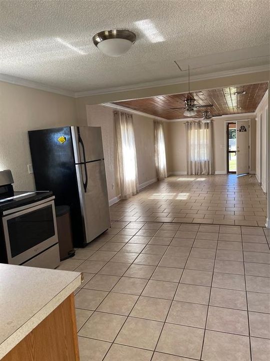 Recently Rented: $1,100 (2 beds, 1 baths, 836 Square Feet)