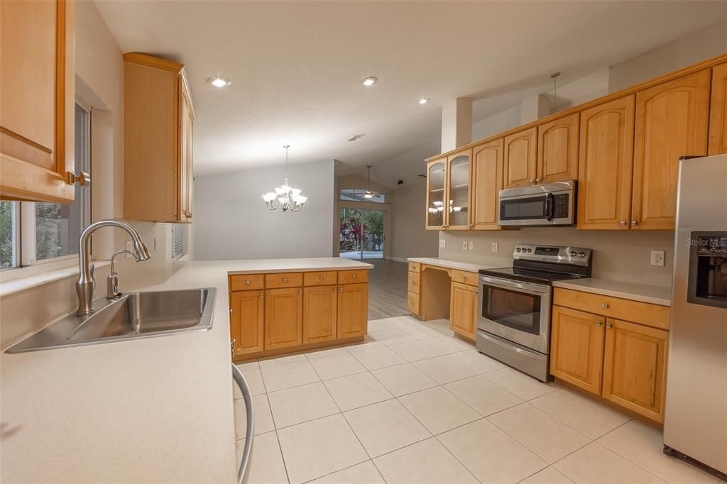 Recently Sold: $500,000 (3 beds, 2 baths, 1708 Square Feet)