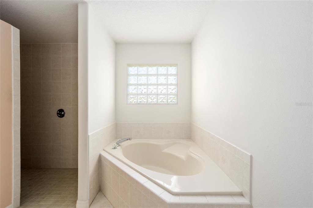 最近售出: $295,592 (3 贝兹, 2 浴室, 2005 平方英尺)