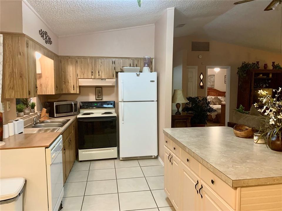 Recently Rented: $3,000 (3 beds, 2 baths, 980 Square Feet)