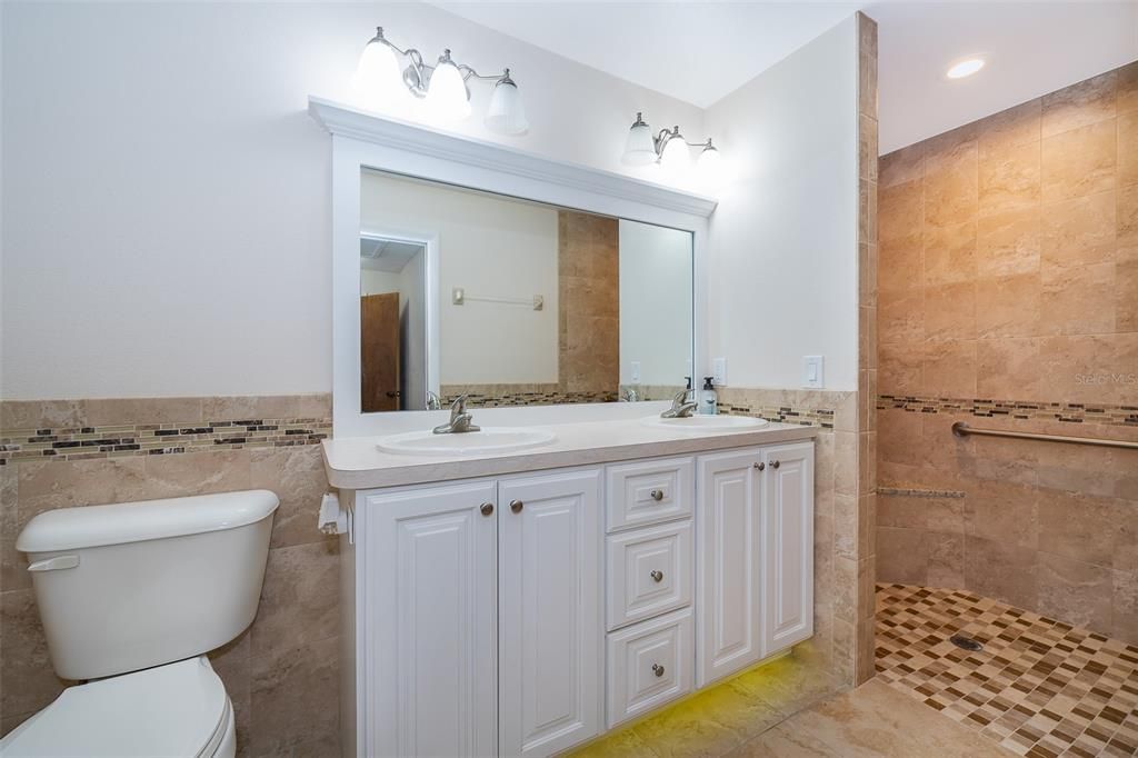最近售出: $295,000 (3 贝兹, 2 浴室, 1228 平方英尺)