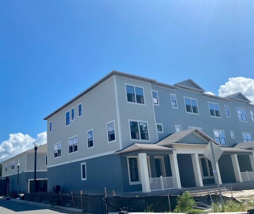 Hammock Luxury Townhome by Dream Finders Homes. Not Actual Unit.