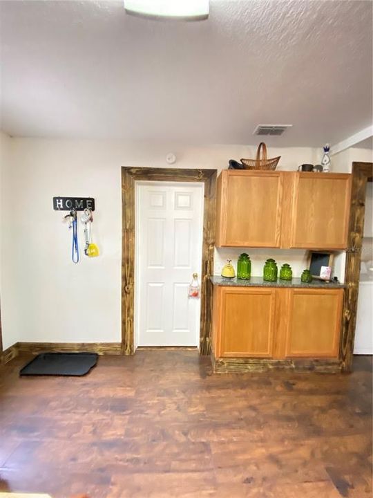 Recently Sold: $167,500 (3 beds, 2 baths, 1148 Square Feet)