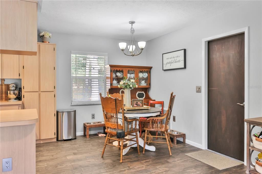 Recently Sold: $174,900 (2 beds, 1 baths, 864 Square Feet)
