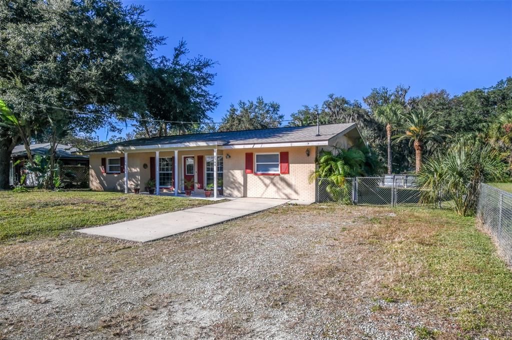Recently Sold: $425,000 (3 beds, 2 baths, 1802 Square Feet)