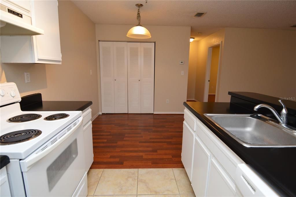 Recently Rented: $1,300 (1 beds, 1 baths, 742 Square Feet)