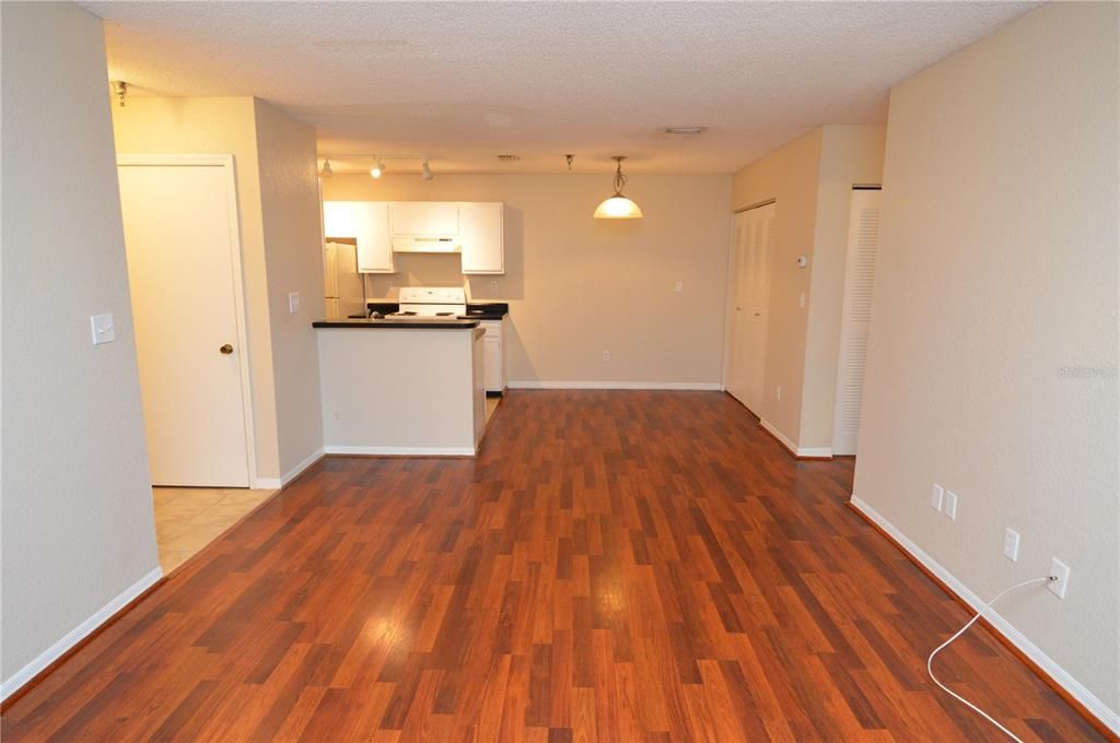 Recently Rented: $1,300 (1 beds, 1 baths, 742 Square Feet)