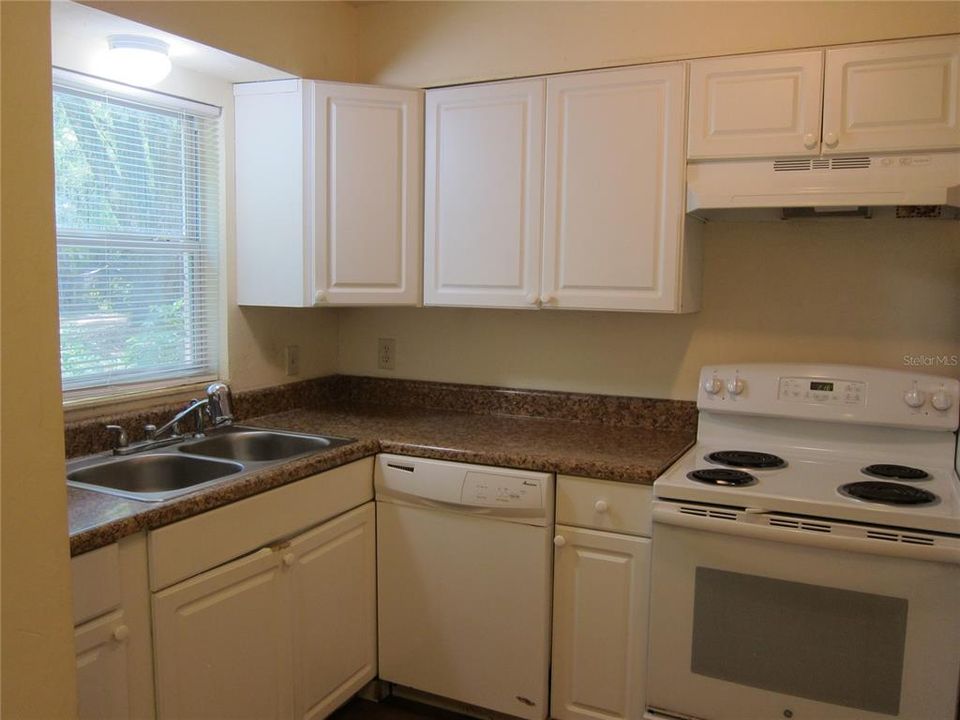 Recently Rented: $930 (2 beds, 1 baths, 800 Square Feet)