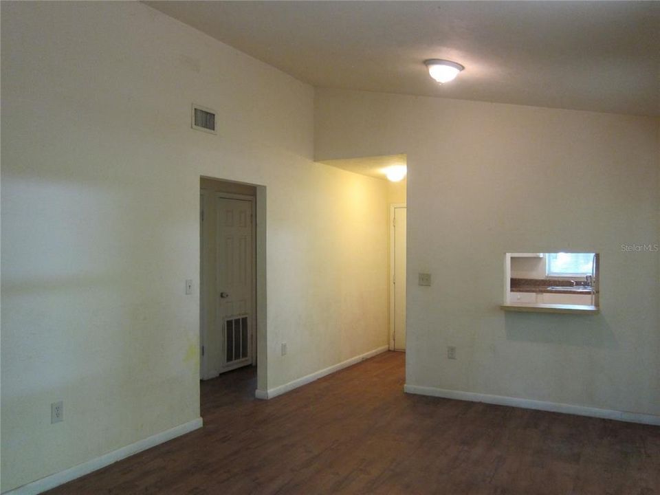 Recently Rented: $930 (2 beds, 1 baths, 800 Square Feet)