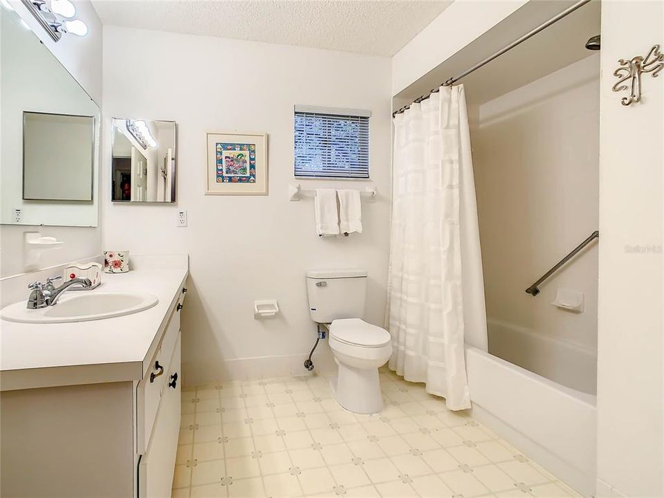 最近售出: $228,000 (2 贝兹, 2 浴室, 1446 平方英尺)