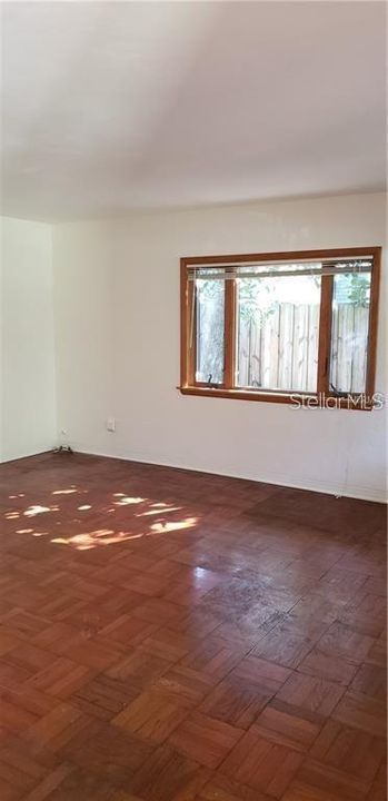 Recently Rented: $2,200 (2 beds, 1 baths, 930 Square Feet)