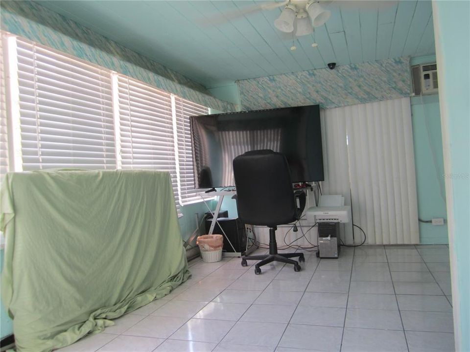 Office/2nd Bedroom