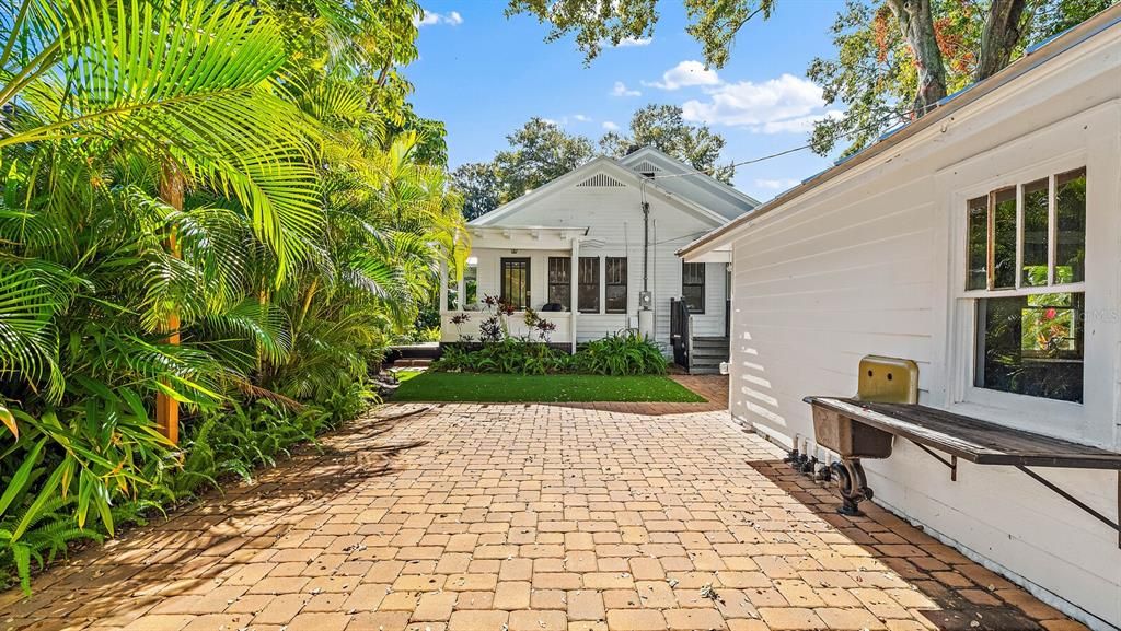 Recently Sold: $725,000 (3 beds, 2 baths, 1842 Square Feet)