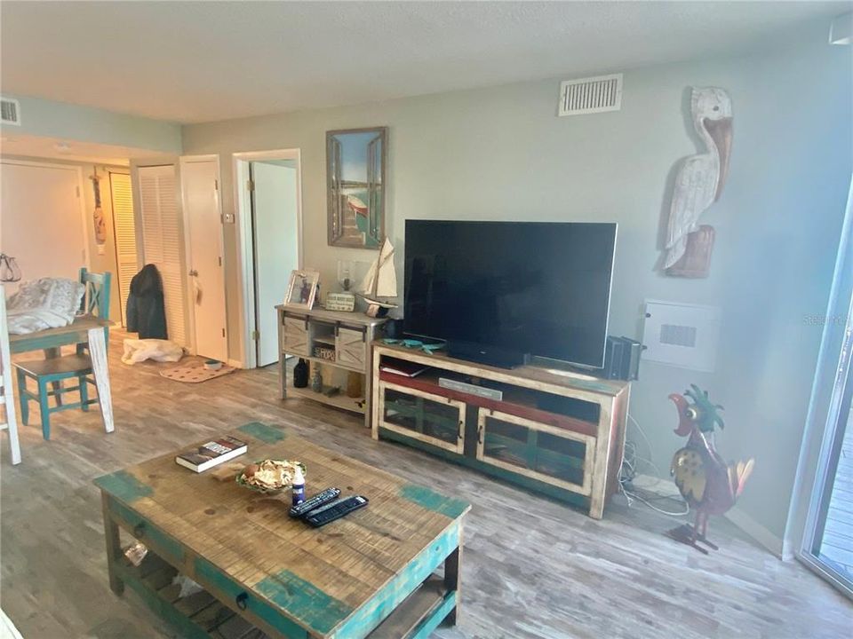 Recently Sold: $225,000 (1 beds, 1 baths, 733 Square Feet)