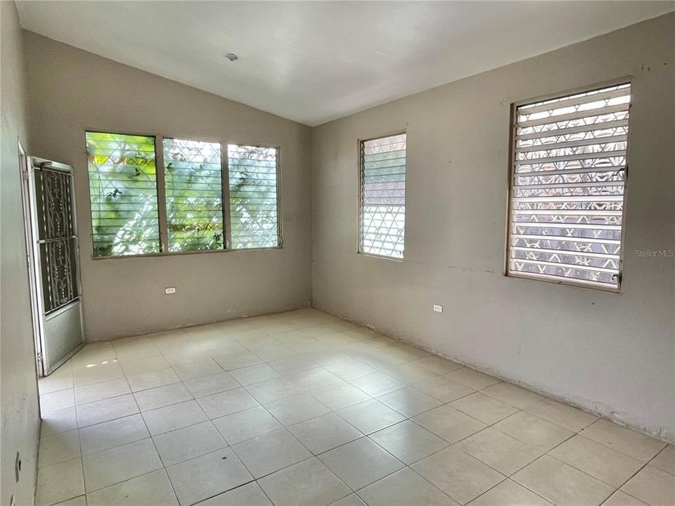 Vendido Recientemente: $124,000 (4 camas, 2 baños, 1100 Pies cuadrados)