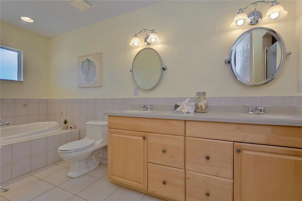 最近售出: $450,000 (3 贝兹, 2 浴室, 1946 平方英尺)