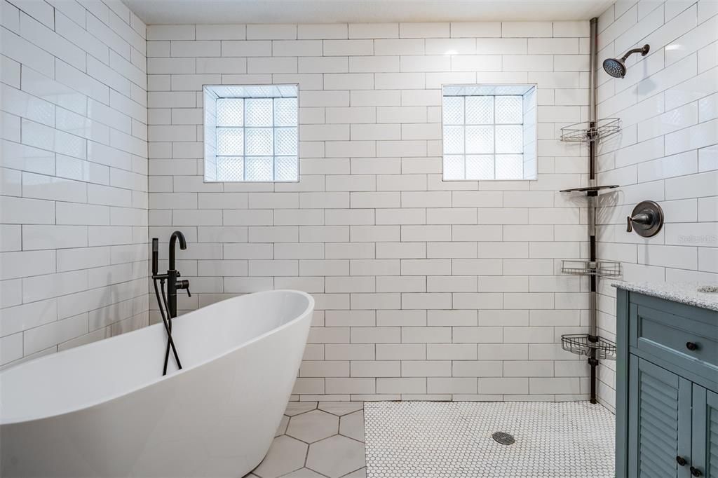 最近售出: $475,000 (4 贝兹, 2 浴室, 2025 平方英尺)