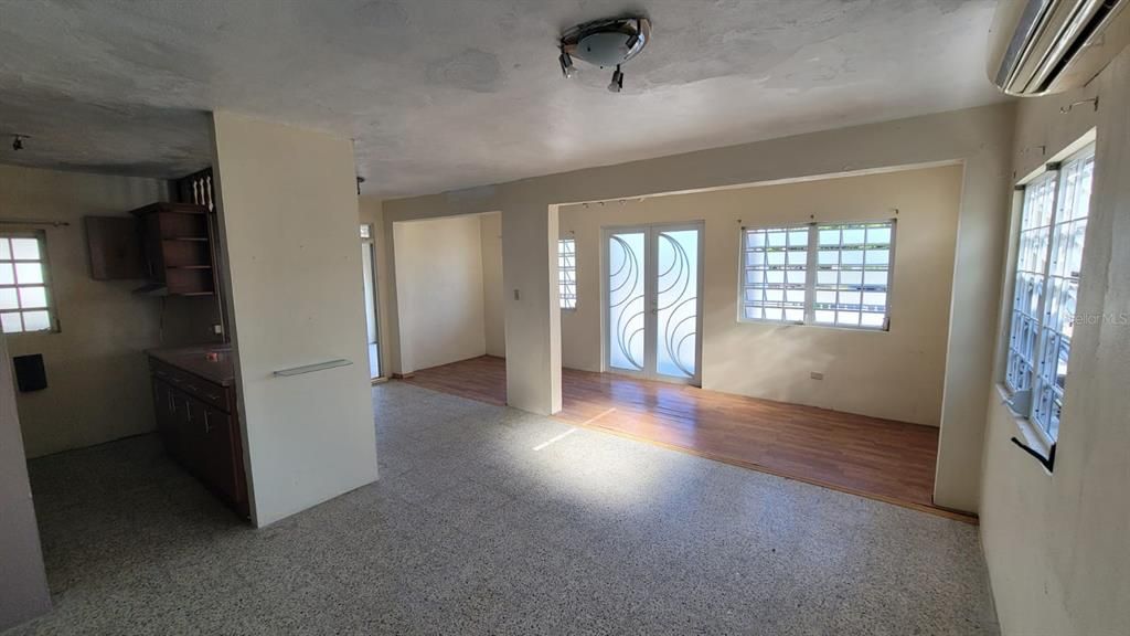 Vendido Recientemente: $73,400 (3 camas, 1 baños, 950 Pies cuadrados)