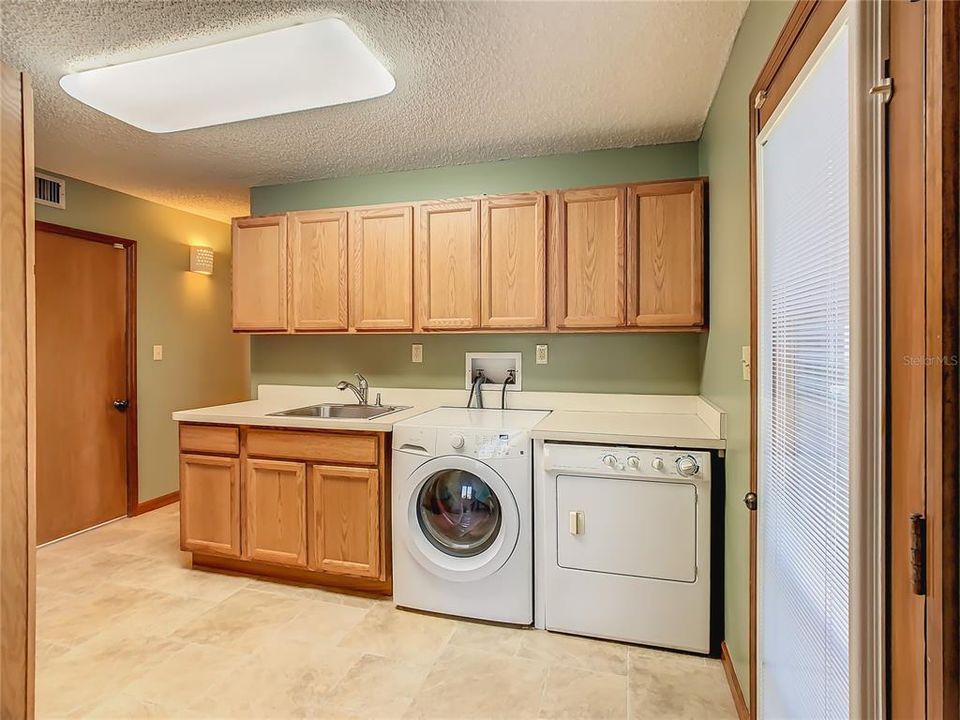 The washer/dryer are included.