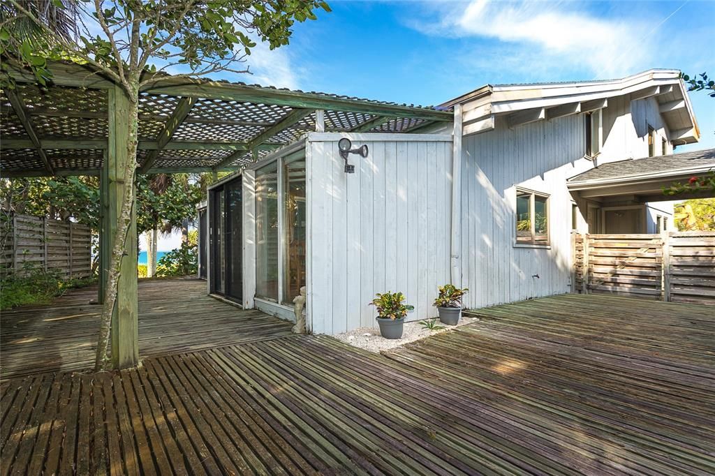 Recently Sold: $2,295,000 (3 beds, 2 baths, 1671 Square Feet)