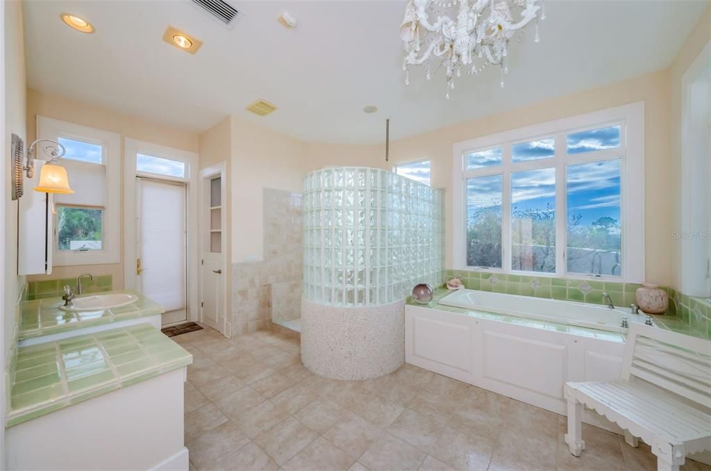 最近售出: $2,700,000 (3 贝兹, 4 浴室, 6738 平方英尺)