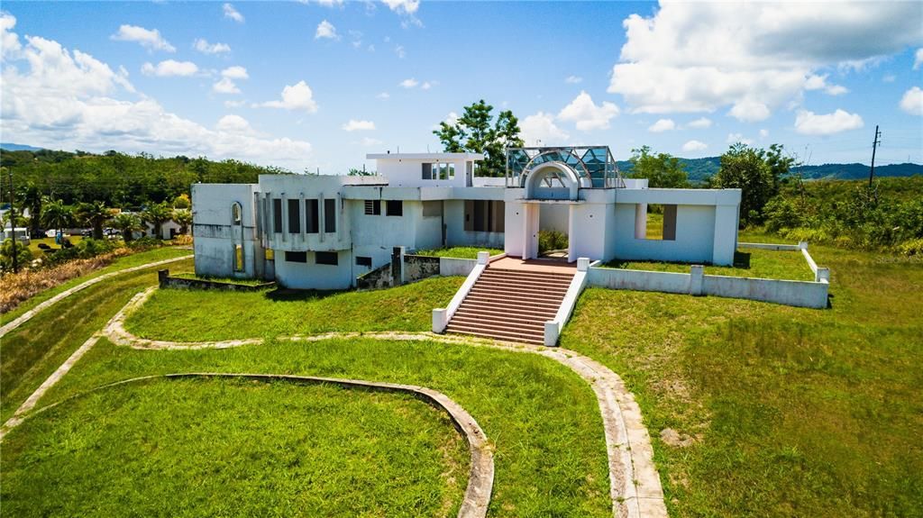 For Sale: $1,900,000 (5 beds, 4 baths, 7500 Square Feet)