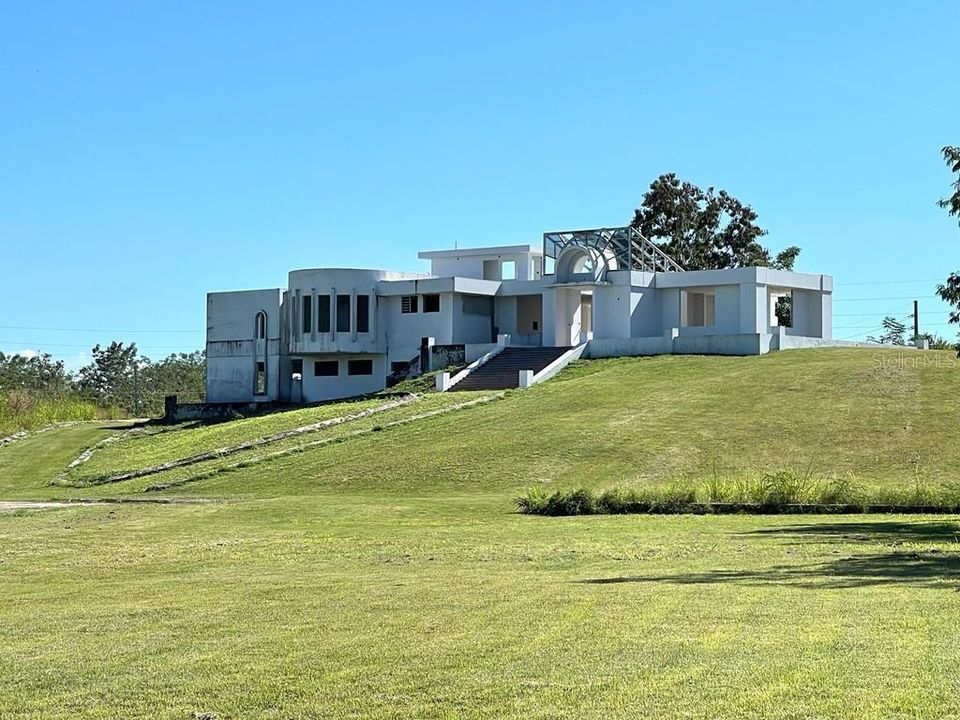 For Sale: $1,900,000 (5 beds, 4 baths, 7500 Square Feet)