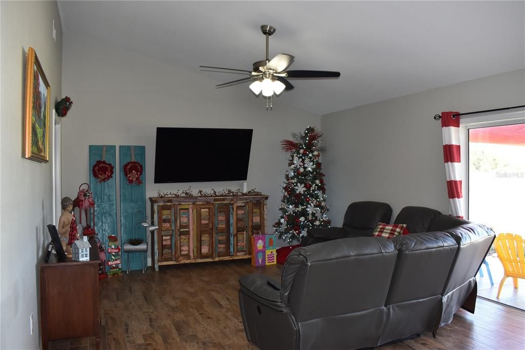 Recently Sold: $350,000 (4 beds, 2 baths, 1681 Square Feet)