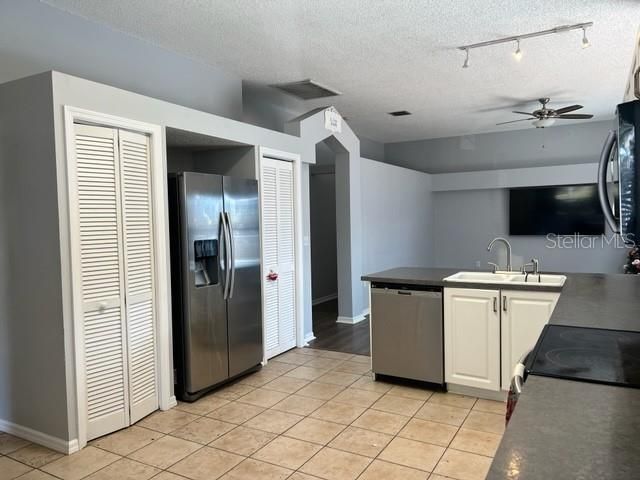 Recently Sold: $550,000 (3 beds, 2 baths, 2094 Square Feet)