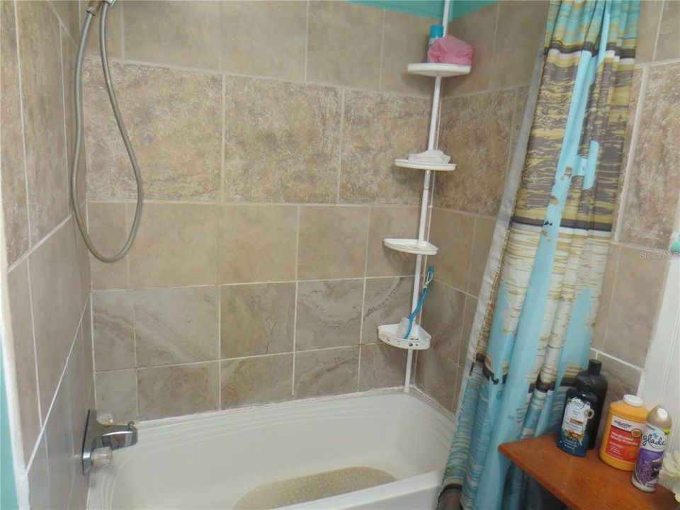 Vendido Recientemente: $79,900 (2 camas, 1 baños, 714 Pies cuadrados)