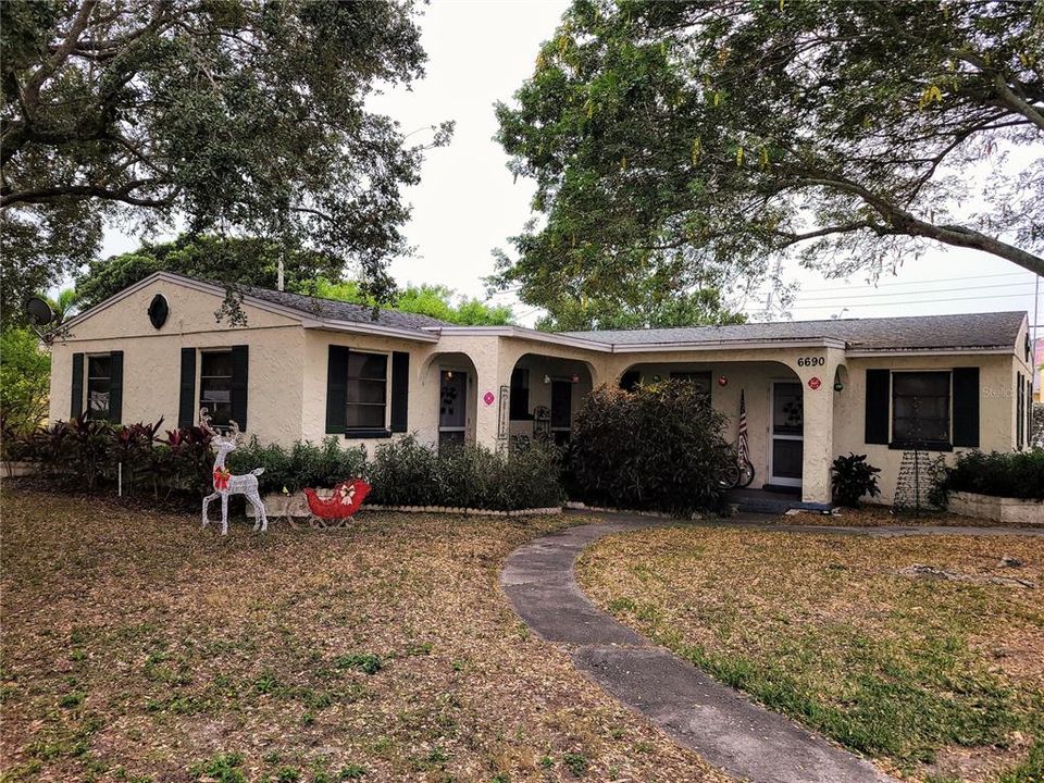 Lovely triplex near the beach, public transportation, dining and shops