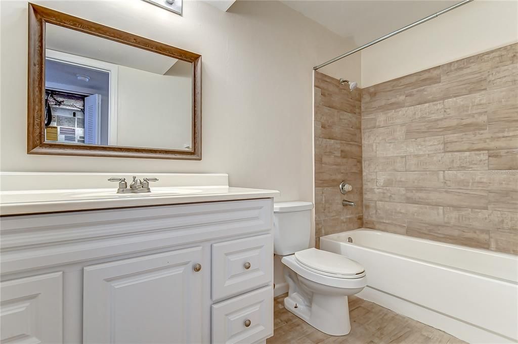 最近售出: $159,000 (2 贝兹, 2 浴室, 990 平方英尺)
