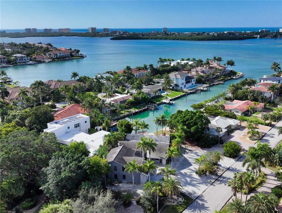 最近售出: $2,700,000 (4 贝兹, 3 浴室, 3421 平方英尺)