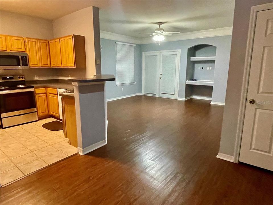 Recently Rented: $1,300 (1 beds, 1 baths, 885 Square Feet)