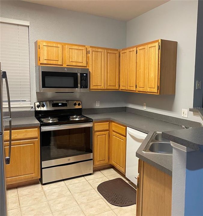 Recently Rented: $1,300 (1 beds, 1 baths, 885 Square Feet)