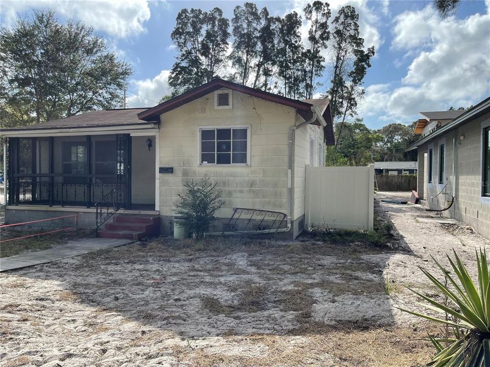 Recently Sold: $240,000 (2 beds, 1 baths, 808 Square Feet)