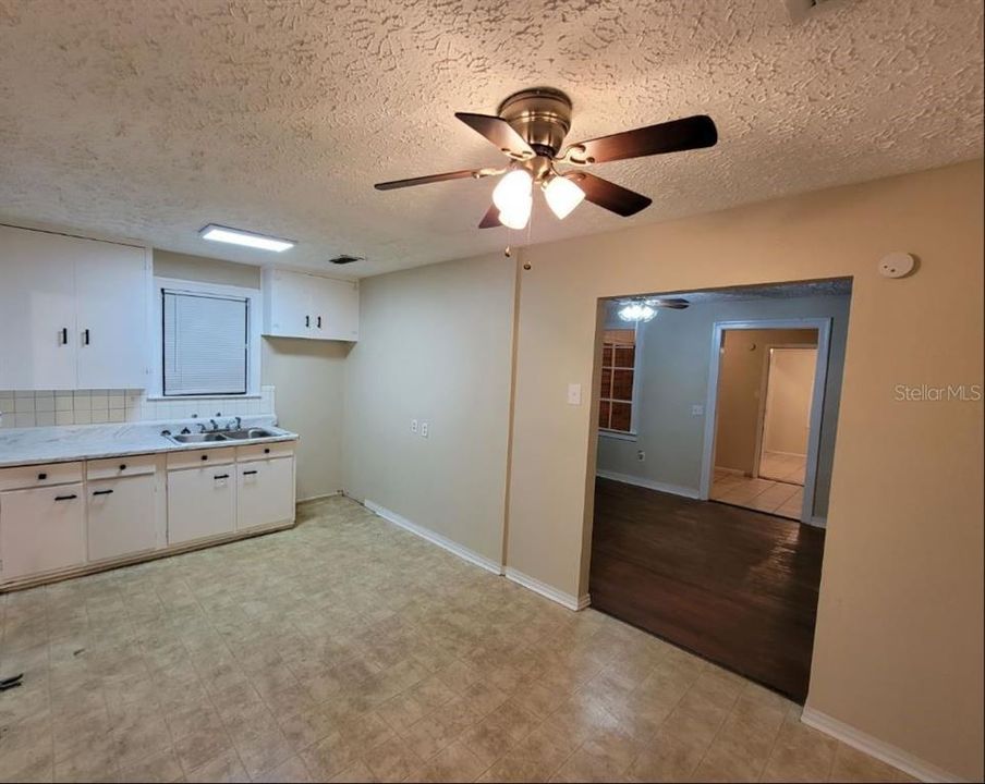 Recently Rented: $1,075 (2 beds, 1 baths, 928 Square Feet)