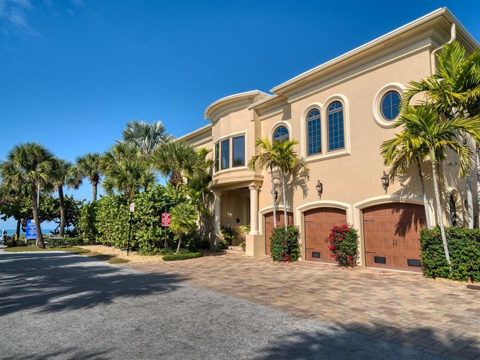 Recently Sold: $6,500,000 (8 beds, 6 baths, 6914 Square Feet)