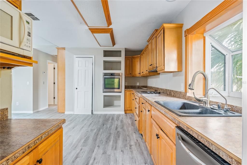 Recently Sold: $525,000 (4 beds, 2 baths, 2590 Square Feet)