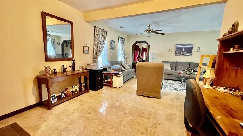 Vendido Recientemente: $339,000 (3 camas, 3 baños, 2028 Pies cuadrados)