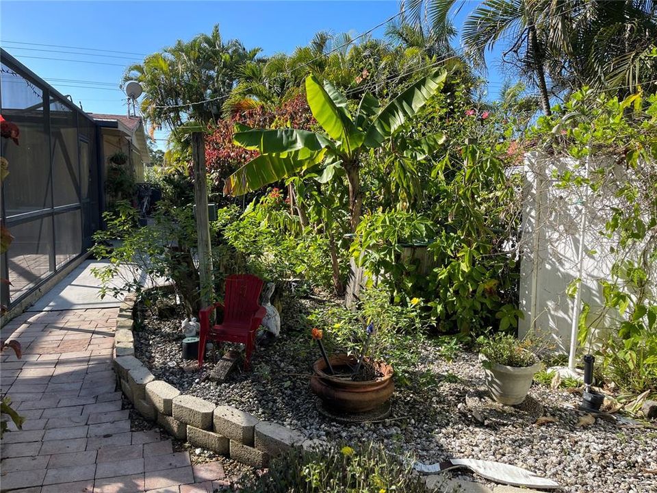 Recently Sold: $400,000 (2 beds, 2 baths, 944 Square Feet)