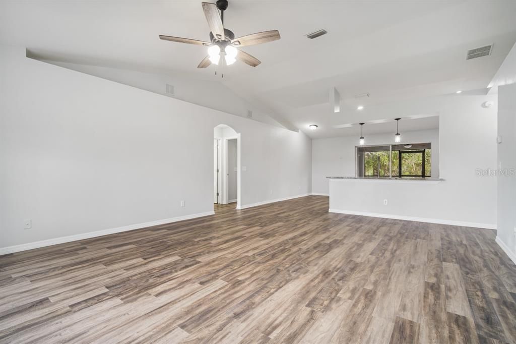 Recently Sold: $325,000 (3 beds, 2 baths, 1517 Square Feet)