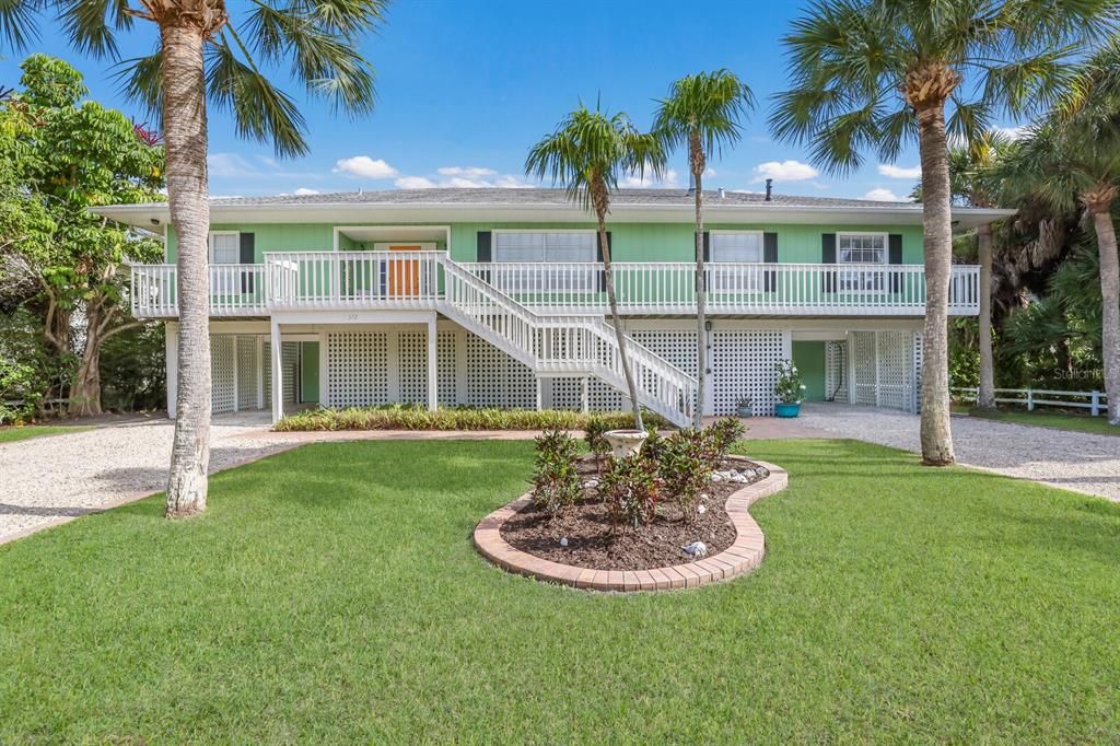 Recently Sold: $3,400,000 (3 beds, 2 baths, 2112 Square Feet)