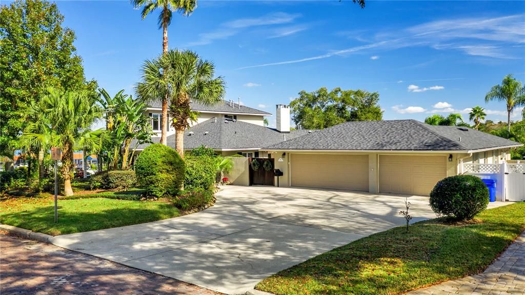 Recently Sold: $2,300,000 (5 beds, 6 baths, 6045 Square Feet)