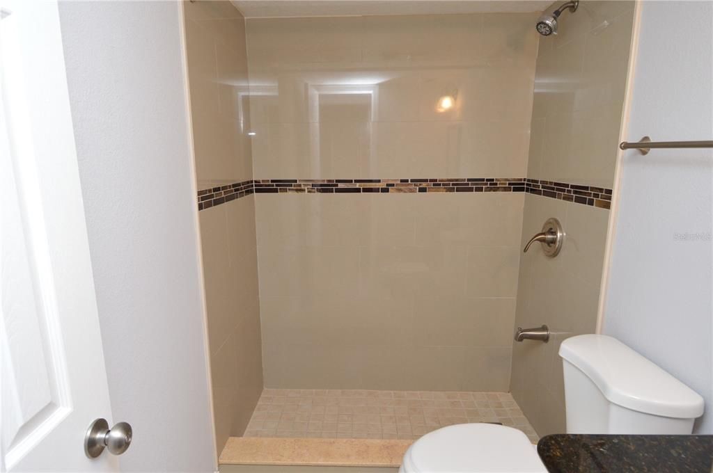 最近租的: $1,300 (1 贝兹, 1 浴室, 846 平方英尺)