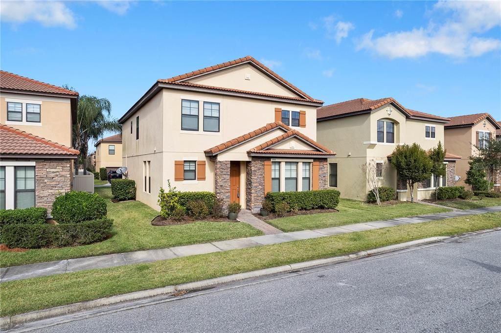 Recently Sold: $450,000 (4 beds, 2 baths, 2268 Square Feet)