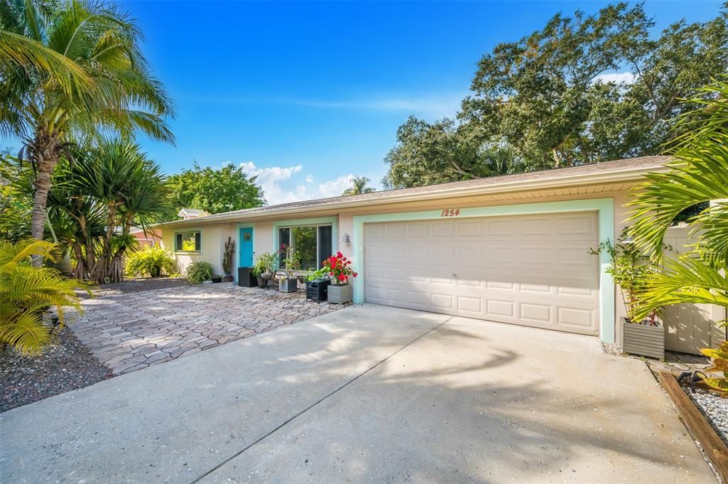 Recently Sold: $590,000 (3 beds, 2 baths, 1570 Square Feet)