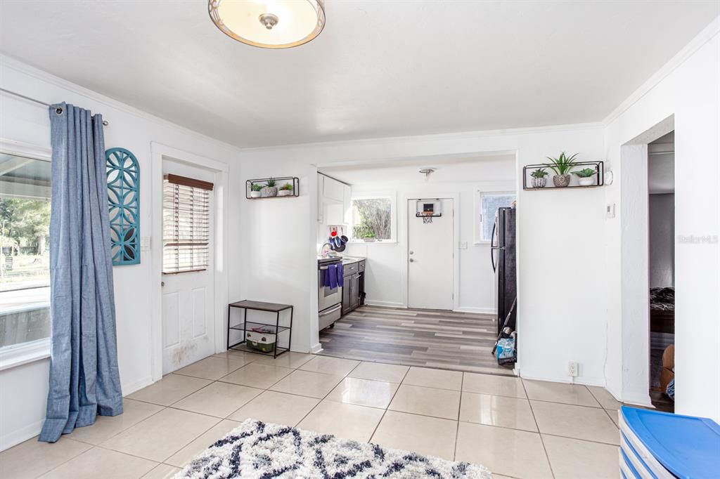 Recently Sold: $100,000 (2 beds, 1 baths, 702 Square Feet)