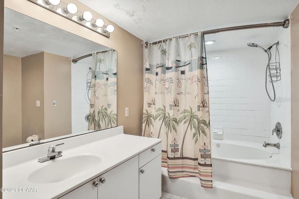 Recently Sold: $650,000 (3 beds, 3 baths, 1884 Square Feet)